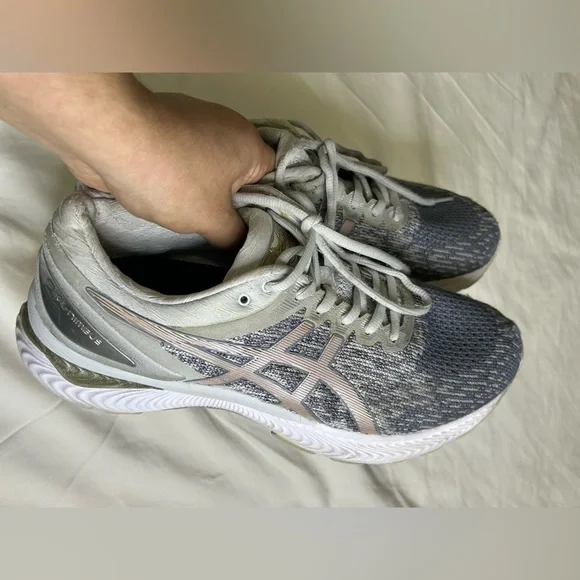 ASICS Womens Gel Nimbus 22 Gray White Gold Sz 9.5 Running Shoe Comfort - Picture 7 of 11